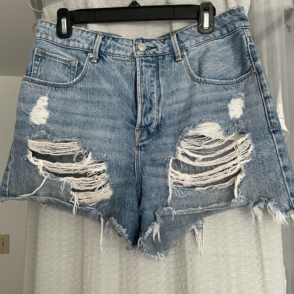 Good American Bombshell denim shorts size 28